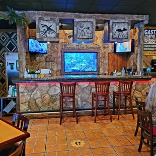 Sept 2021: Interior Pic 2 of 4-- facing the bar as you enter