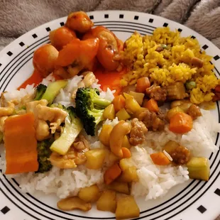 a plate of food with rice, carrots, and broccoli