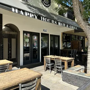 the outside of the restaurant