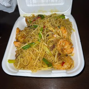 Singapore rice noodles with shrimp beef and pork with bean sprouts