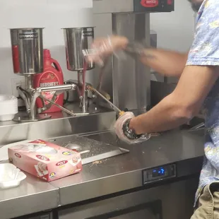 Filling the churros