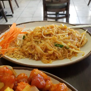 Chicken pad thai