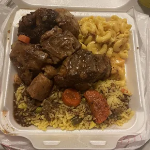 Large oxtail plate with Mac and yella rice