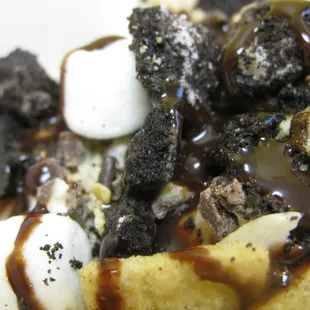 Yummy toppings w yummy graham  craker yogurt.