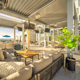 360 Degree views, Flat Screen TVs, and a full-service bar. We just found you the best place to spend your weekend!