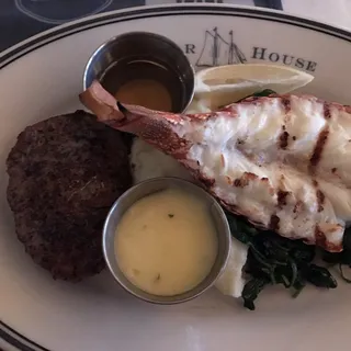 8 oz Filet & Lobster Oscar*