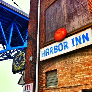 the sign for harbor inn