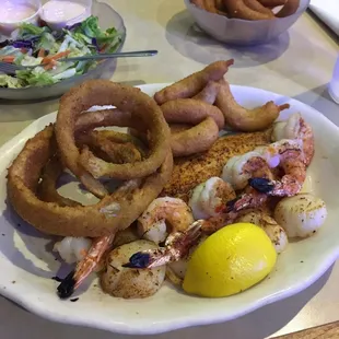 (s3t2) Broiled seafood platter with onion rings
