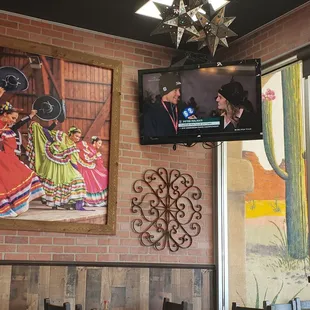 Good that they have two TVs up.