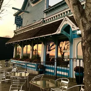 the outside of the restaurant