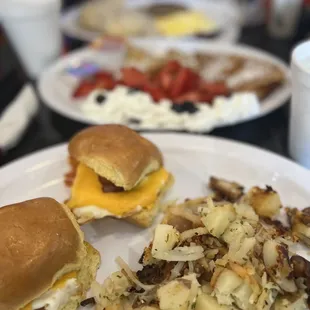 a plate of breakfast food