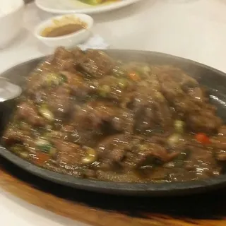 Sizzling Tenderloin Beef with Black Pepper Sauce / 鐵板黑椒牛肉