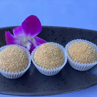 Black Sesame Mochi with Grated Peanut