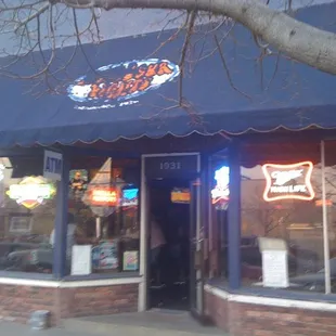 the outside of a restaurant