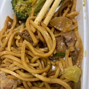 Beef broccoli lo mein
