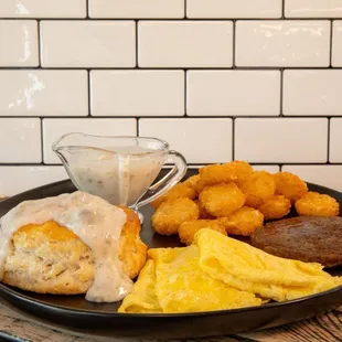 a plate of breakfast foods