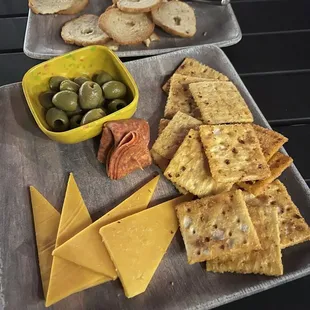 Solo Chedd has flavorful Cajun Crackers, cheddar cheese, pepperoni &amp; green olives.