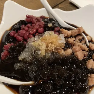 Grass jelly pudding - do not get the taro. Red beans were good. But would not get again.