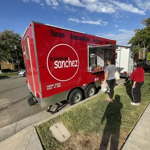 a tacos quesadilla truck