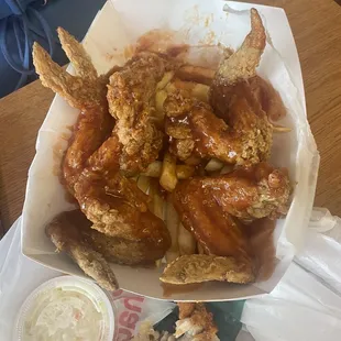 Order of 6 wings with salt and pepper and mild sauce