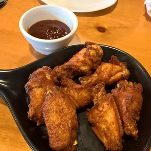 a pan of fried chicken wings