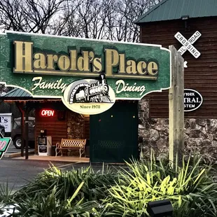 the entrance to harold&apos;s place