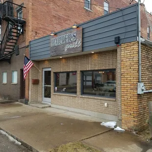 the outside of the restaurant