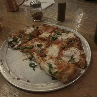 The food and service was great. The side salads were delicious and the Margarita pizza was amazing!  Would highly recommend it!