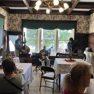 Jazz concert filling the 1940s Edgemont Inn tavern during a fundraising event.