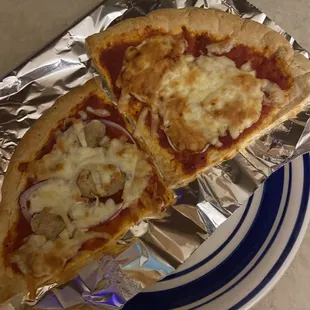 mama mary's pizza crust, mid's pizza sauce, thick cut mozzarella, salad bar veggies, mmmm!!