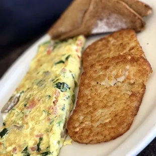 Spinach, tomato and mushroom omelette with hashbrowns and wheat toasts