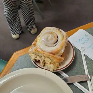 a plate with a cinnamon roll on it