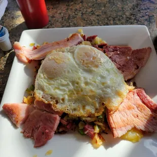 Corned beef hash w/sunny side up egg, and a side of ham....