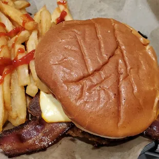All set, ready to enjoy after I cut burger in half like a lady should eat one! Thanks Trevor for My Free crispy bacon request.   1/15/2022