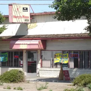 the outside of the restaurant