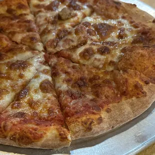Very delicious cheese pizza.
