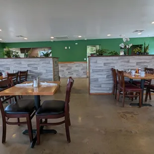 the interior of a restaurant with tables and chairs