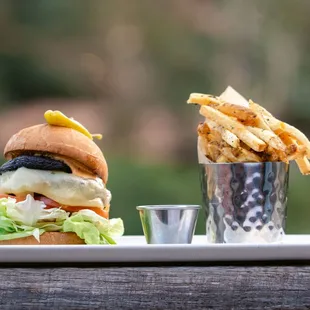 Dry Aged Burger
Butter lettuce, vine ripe tomato, house pickles, bacon marmalade, roasted garlic aioli, white cheddar, potato bun