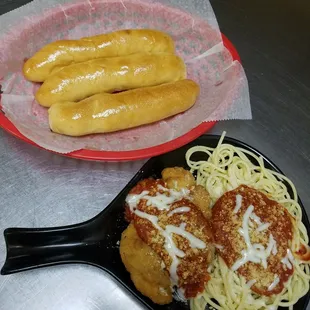 a plate of spaghetti and meatballs