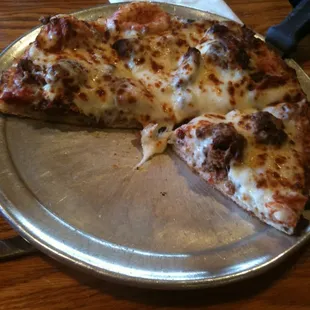 Small pizza with meatballs