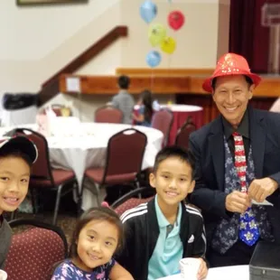 Mr. O entertaining a few of the keikis with his tableside magic.....