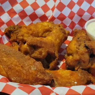 6 pcs Buffalo wings with very good blue cheese dressing.