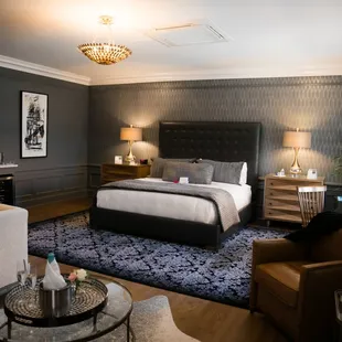 Dogwood. Black and Wood Suite. Nice and Comfortable for a Weekend away.