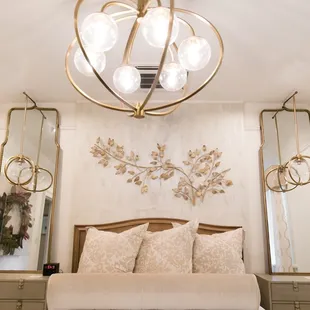 Magnolia Suite. Queen Bed.