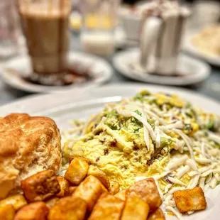 Avocado and bacon scramble with crispy potatoe