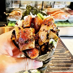 Seared tuna hand roll