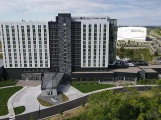 Omni Viking Lakes Hotel