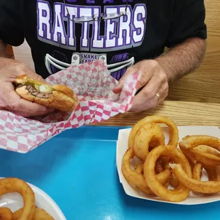 Hamburger &amp; Onion Rings