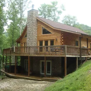 Eagle View Cabin - 3000 sq. feet, 5 Bedrooms, 2 full baths, sleeps 13, secluded with private hot tub, fire pit &amp; gas grill.
