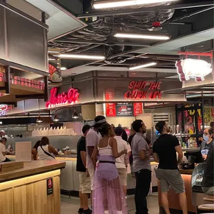 There&apos;s always a line to Hattie B&apos;s Hot Chicken